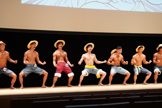 Hairstylist Akira Kenmotsu unleashes a high-impact “Gear Second” flex on stage at the inaugural ONE PIECE Body Make Contest, epitomizing Luffy’s fiery fighting spirit and bridging anime culture with modern physique sports.